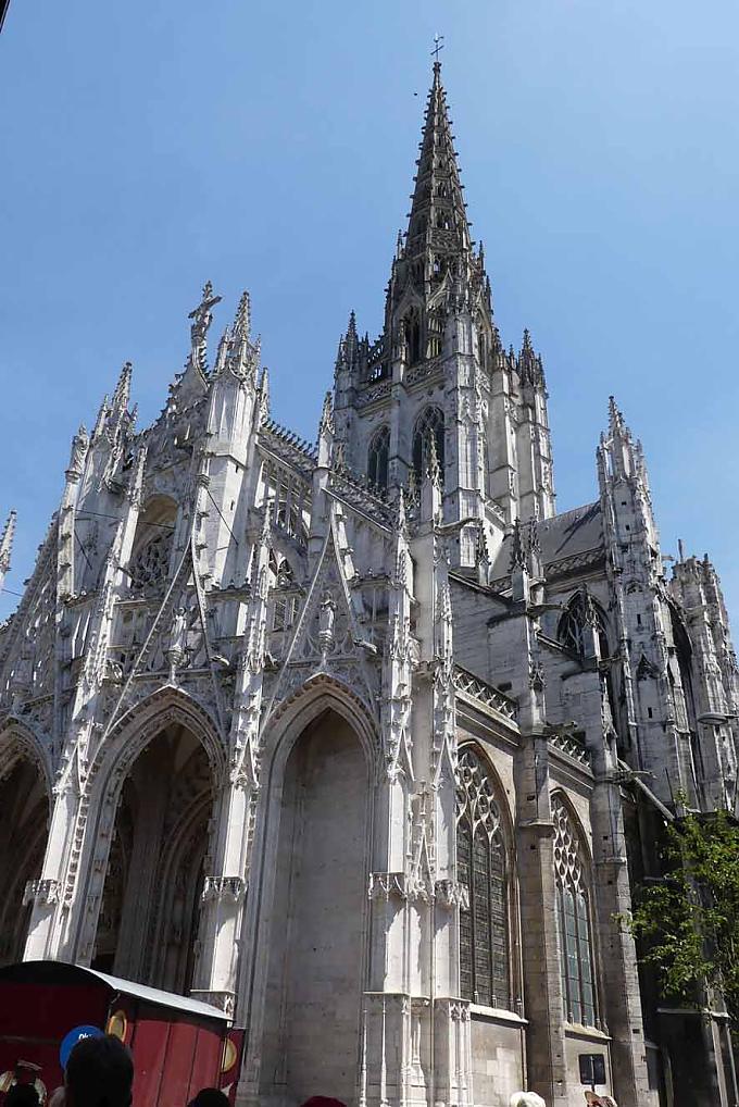 Kathedralen-Fassade in Rouen Der Eiffelturm im Morgenlicht