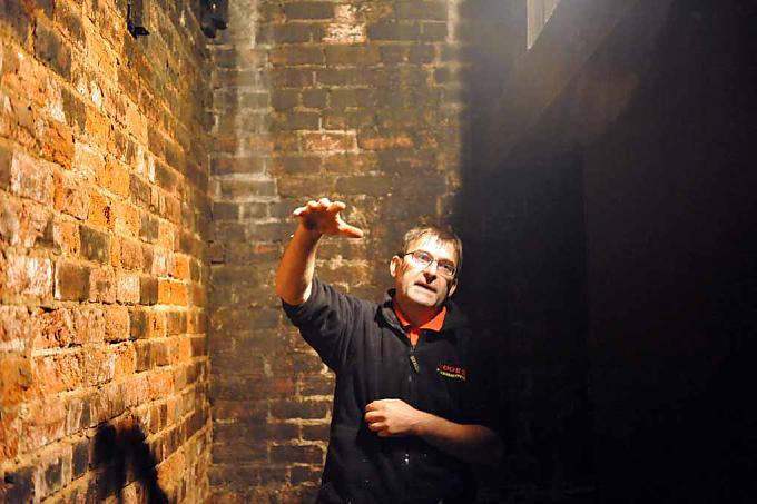 Paul Desmonds in der Räucherkammer Historische Aufnahme aus der Fabrik