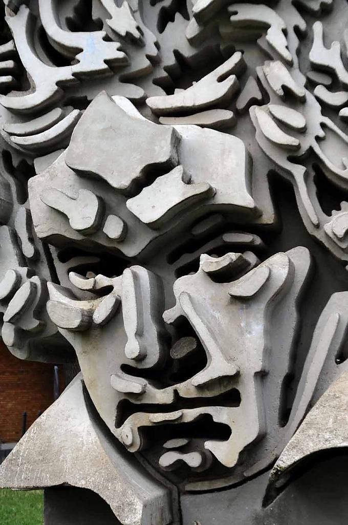 Beethon vor der Beethovenhalle in Bonn. Beethovendenkmal auf dem Münsterplatz vor der Alten Post.