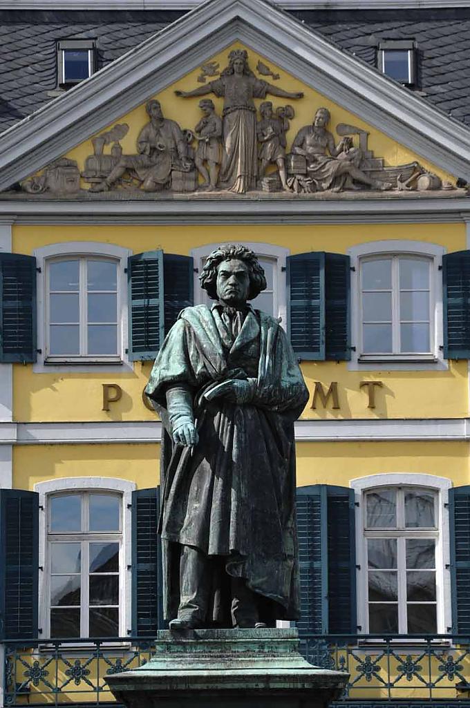Beethovendenkmal auf dem Münsterplatz vor der Alten Post. Beethovendenkmal auf dem Münsterplatz vor der Alten Post.