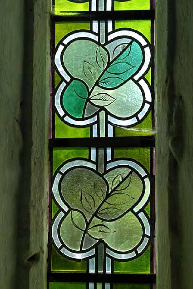 Abstrakte Malerei auf den Glasfenstern des Langhauses in der Kirche von Audru. Sie wurde 1677-1680 anstelle einer Holzkirche erbaut. Ev. luth. Heilig-Kreuz-Kirche in Risti.