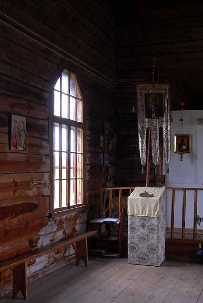 Innenansicht der Dorfkirche in Metsküla auf der Insel Saarema. Ev. luth. Heilig-Kreuz-Kirche in Risti.