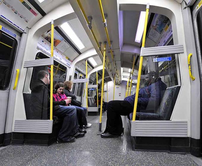 Passagiere in der Tube Passagiere in der Tube