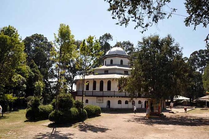 Kirche Kidus Raguel Wallfahrer auf dem Weg zur Kirche Kidus Raguel