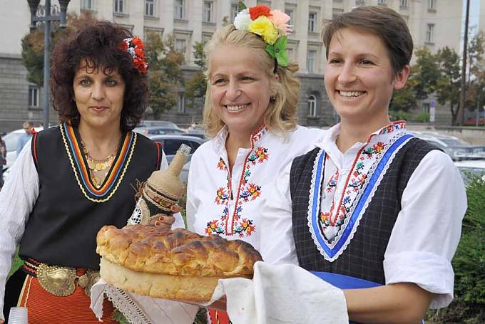 Frauen in Tracht Kloster Rila, das "Kloster des Heiligen Iwan Rilski".