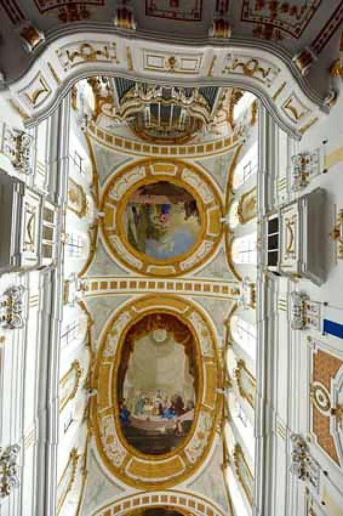 Fresko mit Heimsuchung und Darbringung im Tempel. Im ersten Joch wandelt Benedikt einen Tempel zur Kirche. Benedikt stellt gemeinsam mit Glaubensbrüdern ein Kreuz in einen Tempel, während im Vordergrund ein Arbeiter eine Götzenstatue mit einem großen Hammer zerschlägt.
