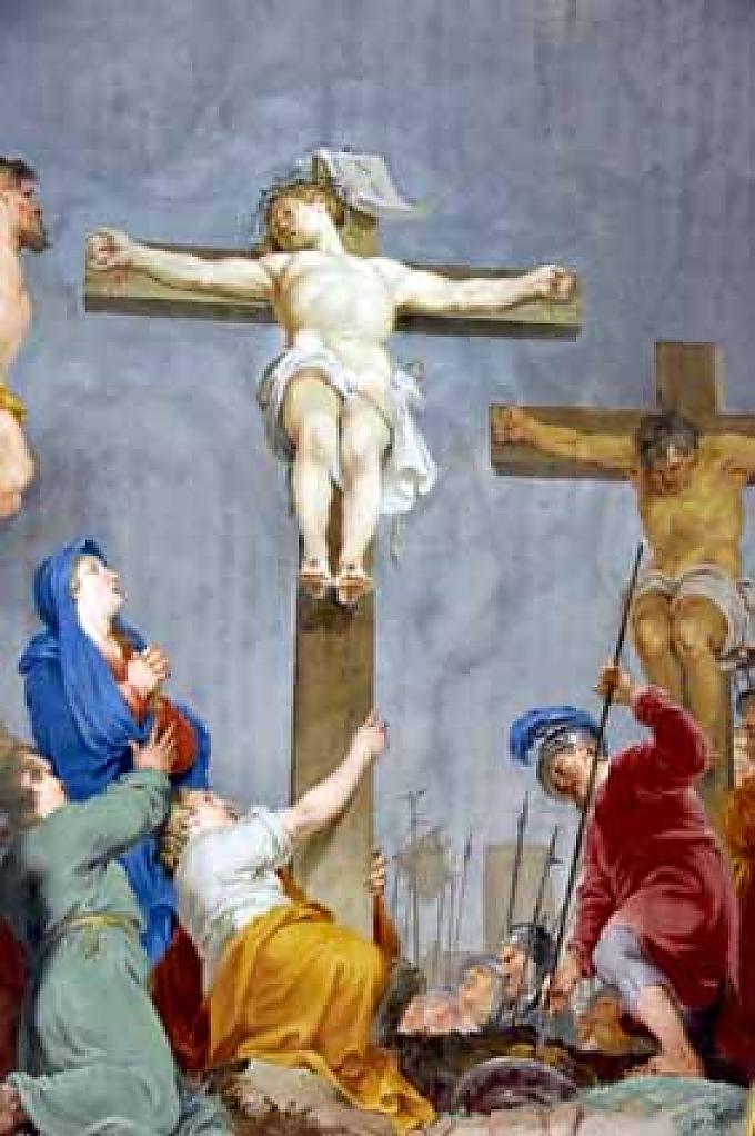 Fresko mit Kreuzigung Im ersten Joch wandelt Benedikt einen Tempel zur Kirche. Benedikt stellt gemeinsam mit Glaubensbrüdern ein Kreuz in einen Tempel, während im Vordergrund ein Arbeiter eine Götzenstatue mit einem großen Hammer zerschlägt.