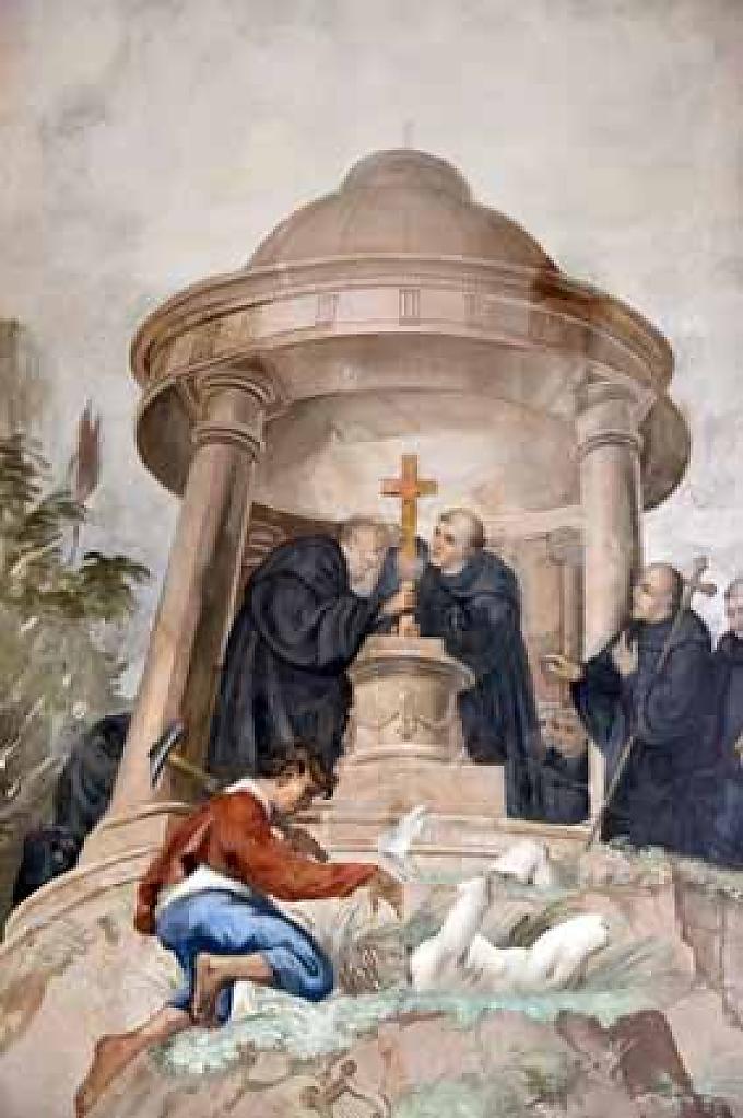 Im ersten Joch wandelt Benedikt einen Tempel zur Kirche. Benedikt stellt gemeinsam mit Glaubensbrüdern ein Kreuz in einen Tempel, während im Vordergrund ein Arbeiter eine Götzenstatue mit einem großen Hammer zerschlägt. Im ersten Joch wandelt Benedikt einen Tempel zur Kirche. Benedikt stellt gemeinsam mit Glaubensbrüdern ein Kreuz in einen Tempel, während im Vordergrund ein Arbeiter eine Götzenstatue mit einem großen Hammer zerschlägt.
