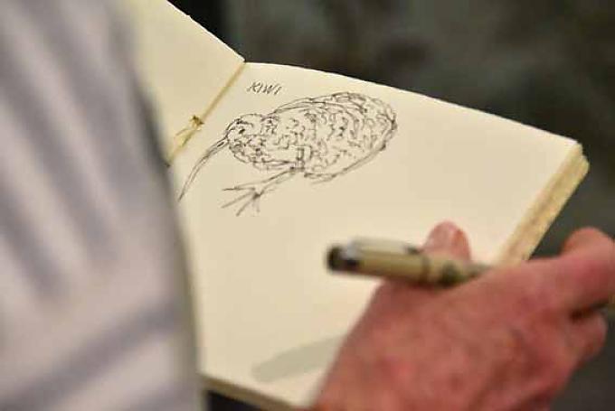 Eine Besucherin malt einen Kiwi. Camakau, ein traditionelles Boot von den Fidschi-Inseln.