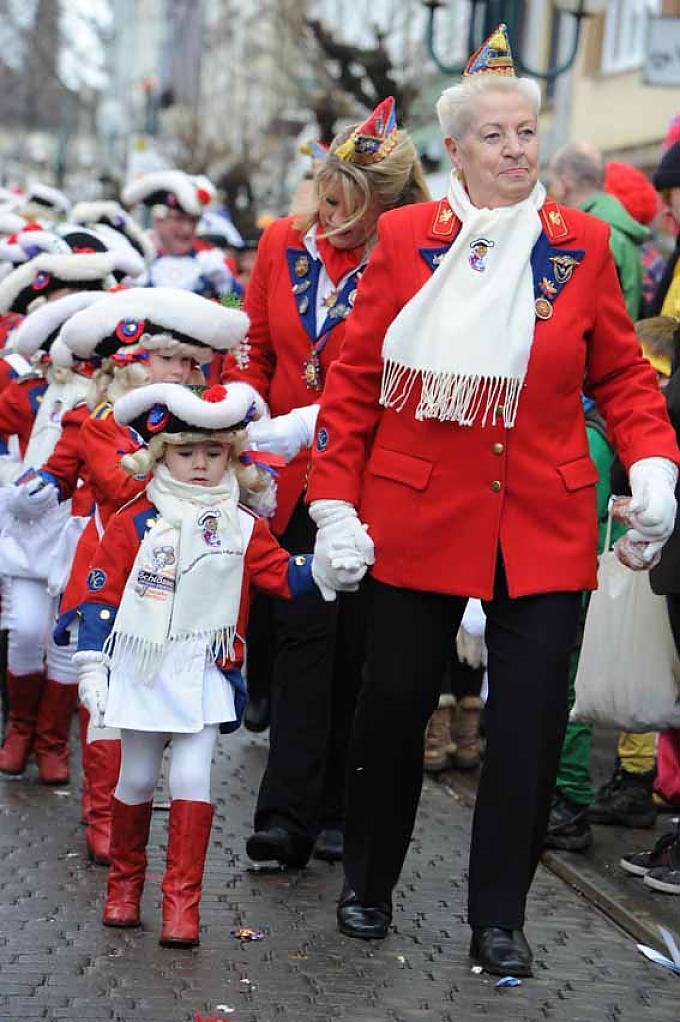 Beueler Stadtsoldatinnen mit Kappen Beueler Stadtsoldatinnen mit Kappen