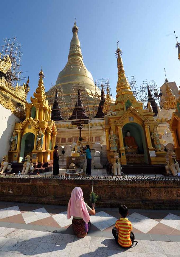 Mit 60.000 Quadratmetern bietet die mit Marmorplatten ausgelegte Plattform genug Platz – und zudem eine beeindruckend friedliche Atmosphäre. Mit 60.000 Quadratmetern bietet die mit Marmorplatten ausgelegte Plattform genug Platz – und zudem eine beeindruckend friedliche Atmosphäre.