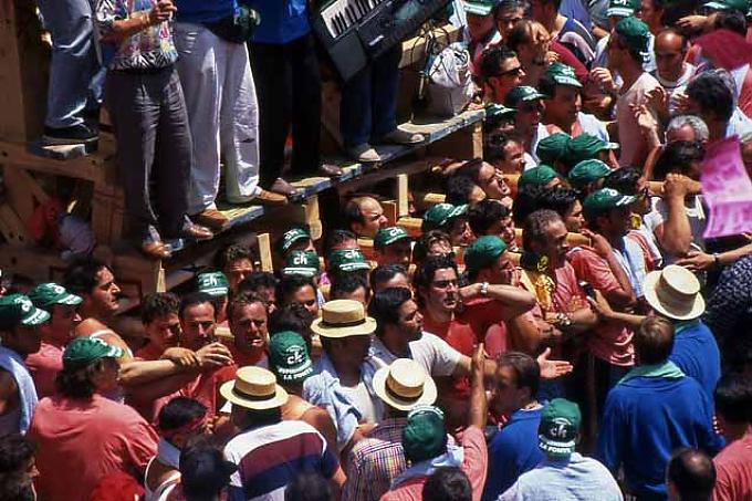 Religiöse Bruderschaften tragen Jahr für Jahr die Türme Religiöse Bruderschaften tragen Jahr für Jahr die Türme