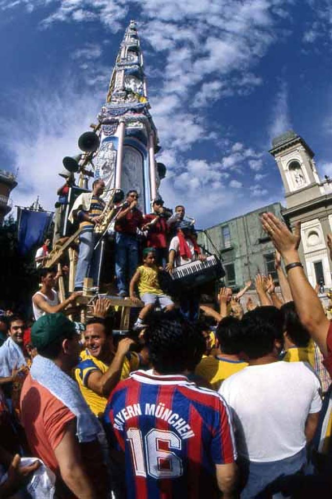 Kapellen heizen den Pilgern ein Eine Barke soll an die Rückkehr von Paulinus aus der Gefangenschaft erinnern