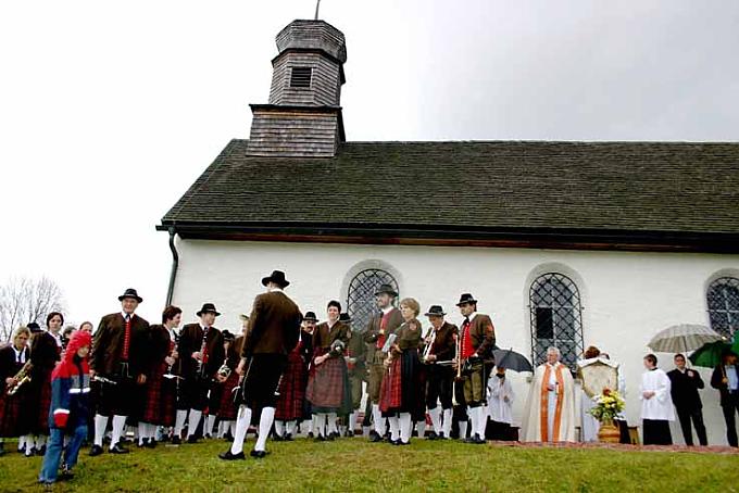 Die Musikkapelle untermalt die Feldandacht vor dem Gotteshaus. Festlicher Schmuck mit der Fahne des Heiligen Wendelin in der Wendelinkapelle in Fischen-Untermühlegg.