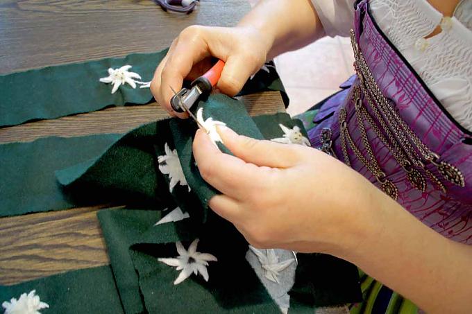 Bergedelweiße auf tannengrünen Hosenträgern Bergedelweiße auf tannengrünen Hosenträgern