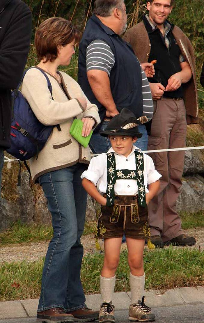 Geduldig wartet der kleine "Bua" auf den Viehscheid in Oberstaufen. Mit flinken Fingern beginnt Christina Carle die Arbeit an den äußeren Edelweißblüten.