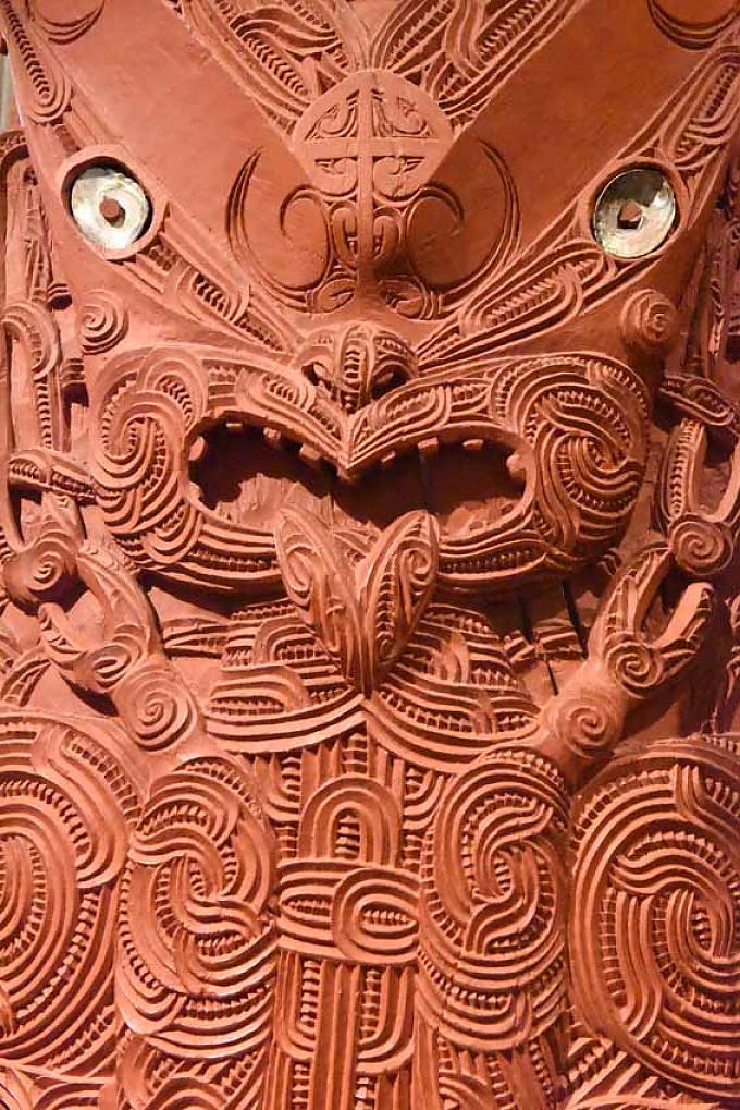 Holzfigur aus einem Marae mit Augen aus Pauamuscheln. Holzfigur aus einem Marae mit Augen aus Pauamuscheln.