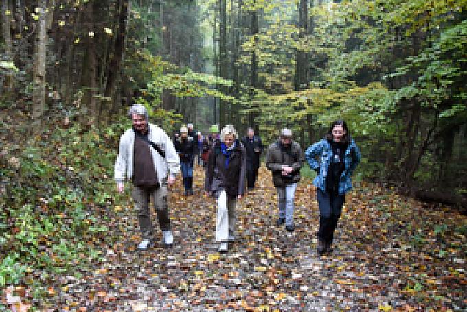 . Es ist früh am Morgen, und die Wanderer schreiten zügig voran, um warm zu werden. . Es ist früh am Morgen, und die Wanderer schreiten zügig voran, um warm zu werden.