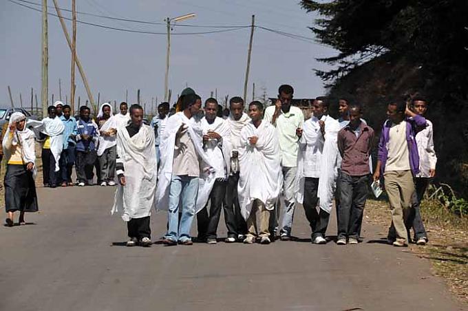 Wallfahrer auf dem Weg zur Kirche Kidus Raguel Wallfahrer auf dem Weg zur Kirche Kidus Raguel