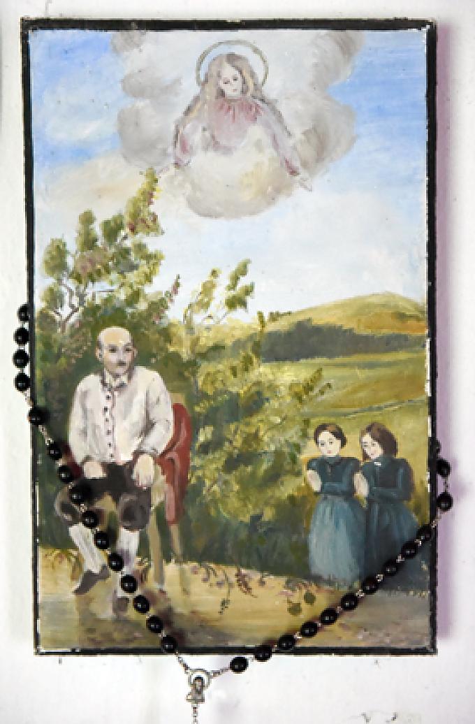 Votivtafel in der Kapelle Bucha Pilger an der Quelle im Wald.