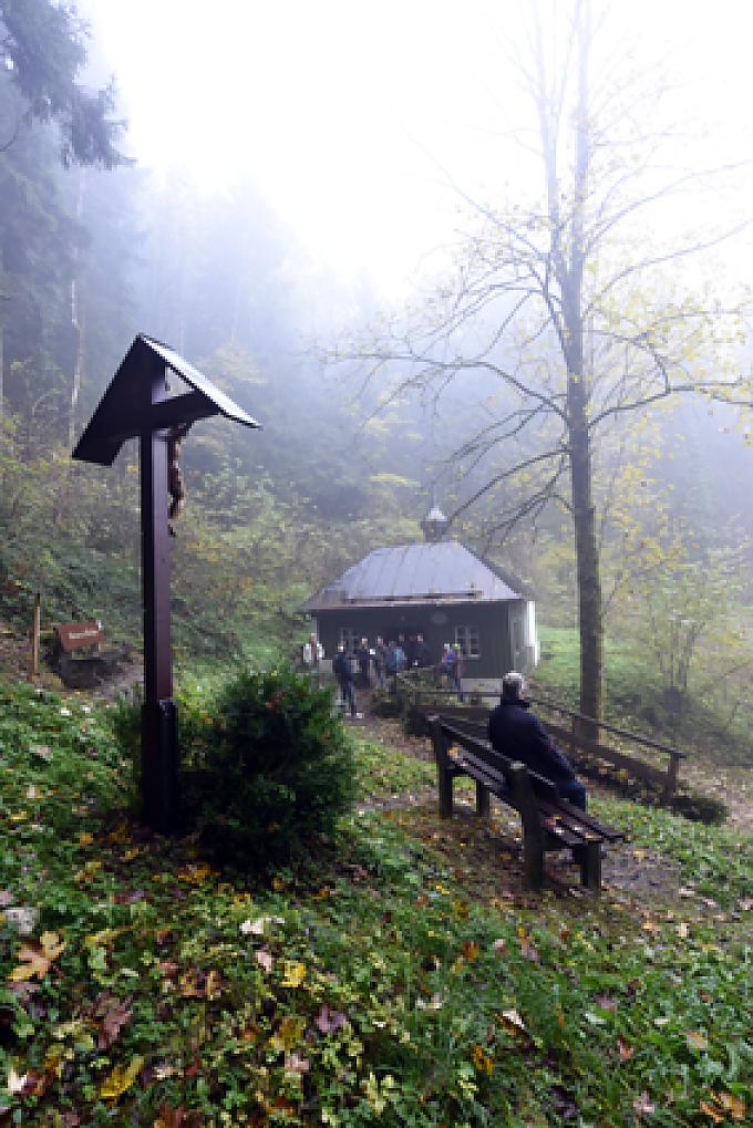 Pilger an der Quelle im Wald. Pilger an der Quelle im Wald.