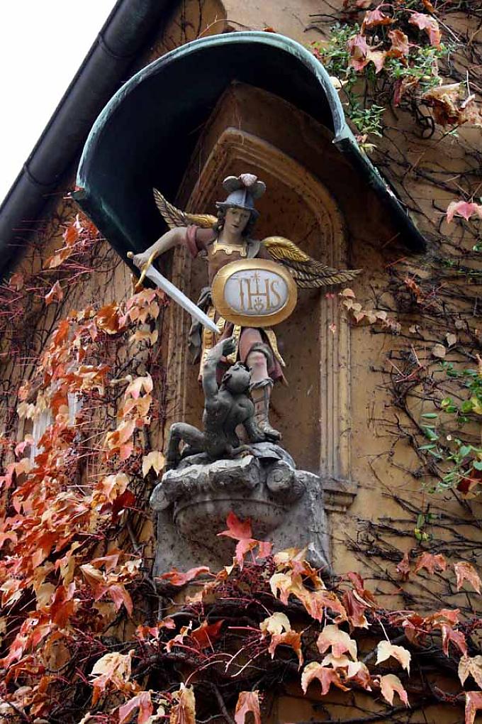 Heiligenfiguren als Haussegen Auf der Hauptkreuzung war der erste Wasseranschluss der Fuggerei