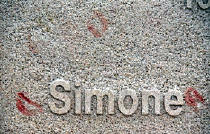 Roter Kussmund auf dem Grabstein Roter Kussmund auf dem Grabstein