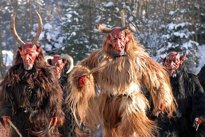 Perchten bringen Glück, Christkind und Nikolaus die Gaben Perchten bringen Glück, Christkind und Nikolaus die Gaben