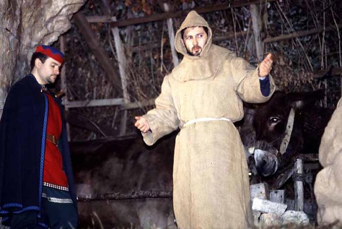 Franziskus verkündet die Weihnachtsbotschaft Krippenspiel mit Ochs und Esel