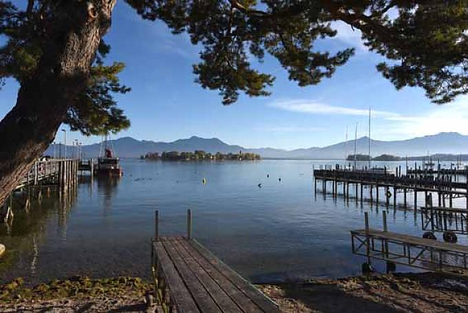 Blick auf die Fraueninsel mit der Klosterkirche. Kapelle, welche die Gemeinde Chiemsee zum Andenken an die im Ersten und Zweiten Weltkrieg Gefallenen erbaut hat.