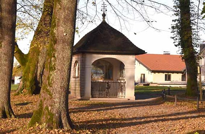 Kapelle, welche die Gemeinde Chiemsee zum Andenken an die im Ersten und Zweiten Weltkrieg Gefallenen erbaut hat. Kapelle, welche die Gemeinde Chiemsee zum Andenken an die im Ersten und Zweiten Weltkrieg Gefallenen erbaut hat.
