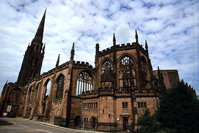 An die gotischen Ruinen wurde die neue Kathedrale angebaut Gethsemane- Kapelle