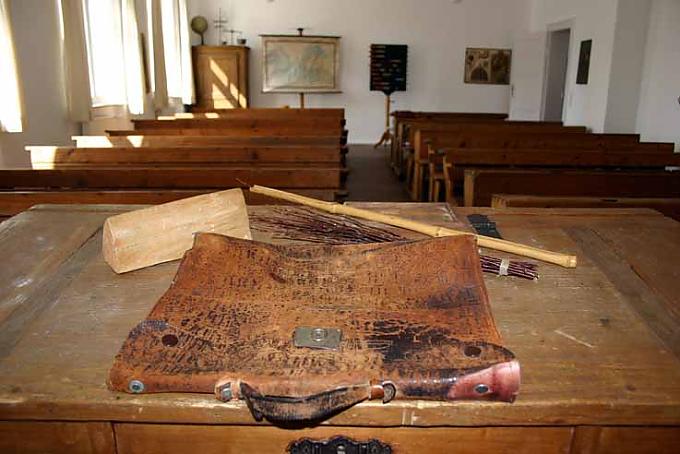 Was der Lehrer so brauchte: Eine abgewetzte Aktentasche, Tatzenstock, Rute und Knieholz Was der Lehrer so brauchte: Eine abgewetzte Aktentasche, Tatzenstock, Rute und Knieholz