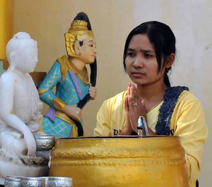 Geehrt wird die jeweilige Figur, indem man ihr mit Blüten parfümiertes Wasser über den Kopf rinnen lässt und liebevoll Blumengirlanden umlegt Meditierender Mönch