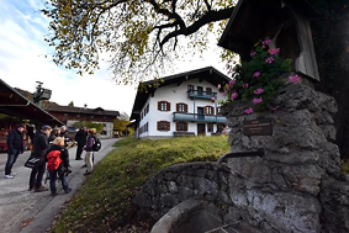 Pater Casimir Weiss-Brunnen, der schon seit 1712 eiskaltes Trinkwasser abgibt. Pater Casimir Weiss-Brunnen, der schon seit 1712 eiskaltes Trinkwasser abgibt.