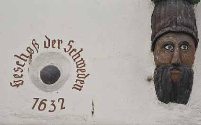 An der Fassade des Hauses Nr. 94 prangt ein großes Einschussloch An der Fassade des Hauses Nr. 94 prangt ein großes Einschussloch