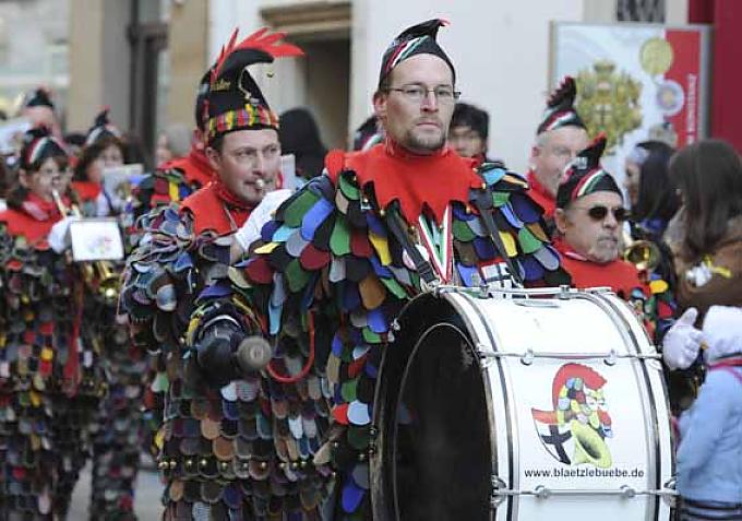 Konstanzer Blätzlebube während des Karnevalsumzugs in Konstanz. Konstanzer Blätzlebube während des Karnevalsumzugs in Konstanz.