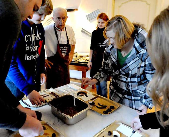 John, seine Frau Elizabeth sowie ihre Kinder Mary und Bill Arbeitsfläche mit Schokoladenhohlformen.