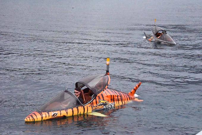 Jetboote auf dem Lake Wakatipu. Historische Fotos von der Schafschur.