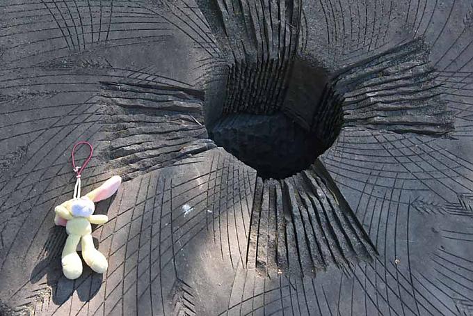 Auf einem dieser Mühlsteine, in die Getreideähren eingraviert sind, liegt ein kleiner rosa Plüschhase. Auf einem dieser Mühlsteine, in die Getreideähren eingraviert sind, liegt ein kleiner rosa Plüschhase.