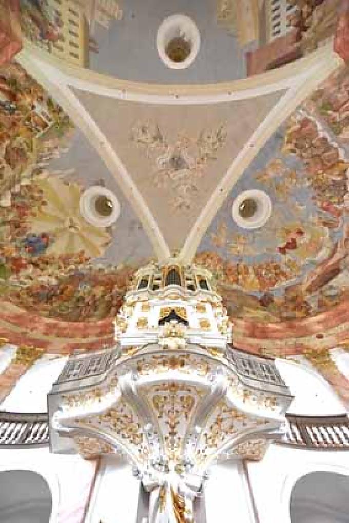 Die Orgel der Kappl. Deckengemälde "Gott Vater". Verehrung durch die geistlichen Stände.