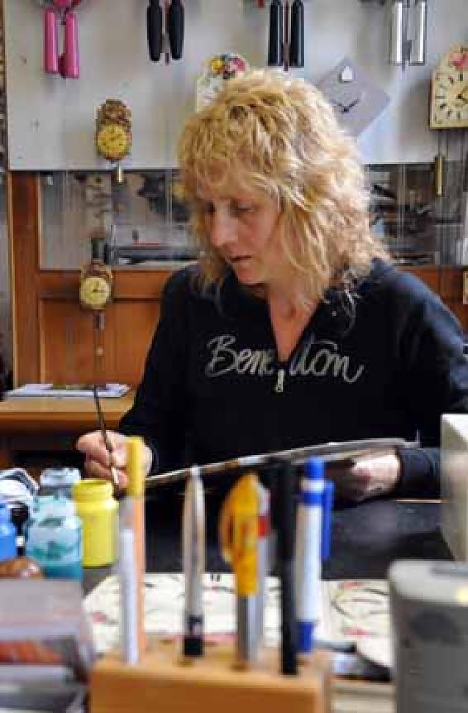 Conny Haas beschäftigte sich schon früh mit historischer Bauernmalerei Arbeiten in der Werkstatt