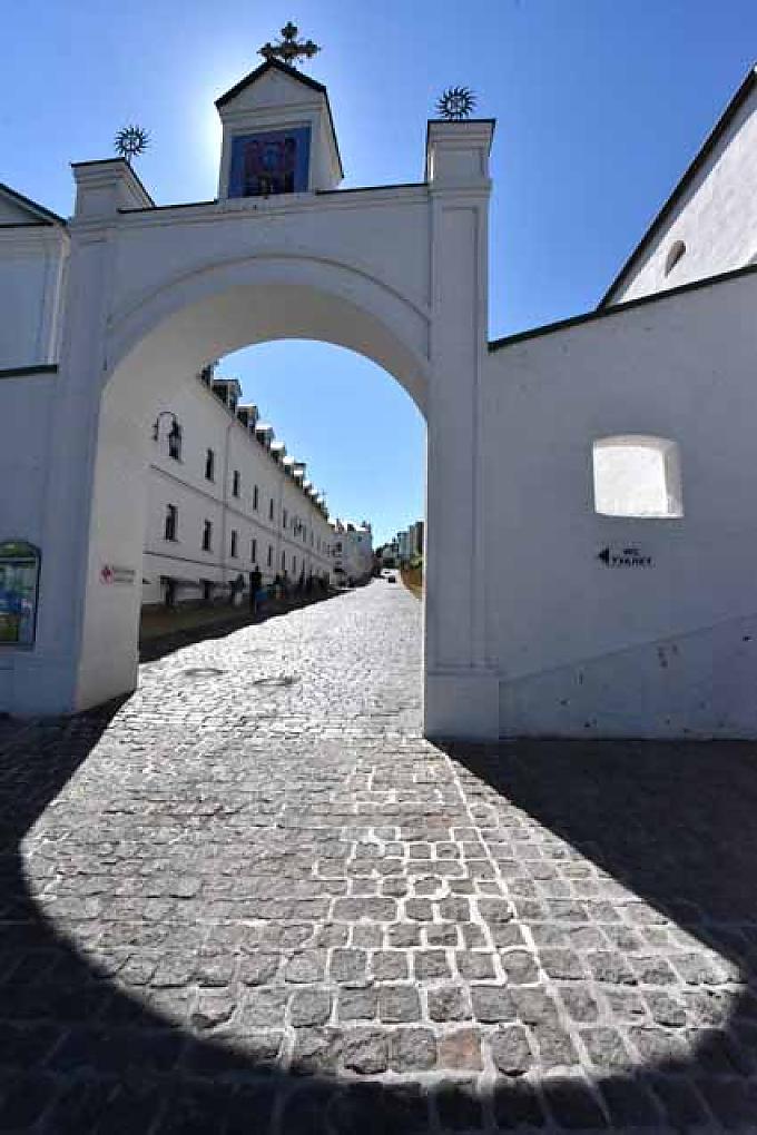 Nebenausgang des Höhlenklosters Nebenausgang des Höhlenklosters