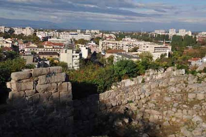 Blick über Plovdiv Gleich oberhalb des antiken Theaters erhebt sich die Kuppeln und das Minarett der Dzhumaya Moschee. Sie ist das wichtigste muslimische Gebäude in Plovdiv.