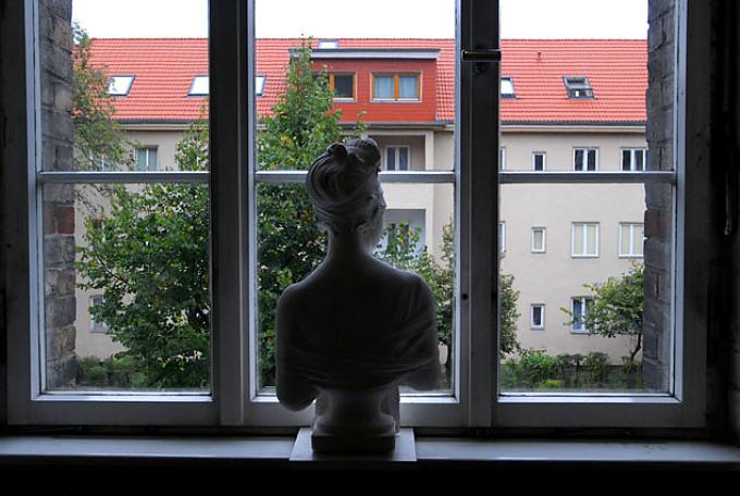 Nofretete schaut aus dem Fenster Eine Gipsbüste wird aus einer Hohlform gelöst