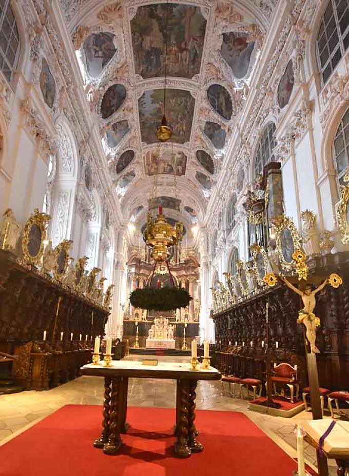 Blick zum Hochaltar in der Klosterkirche in Waldsassen Blick zum Hochaltar in der Klosterkirche in Waldsassen