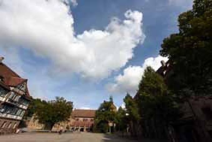 Auf dem Weg in die Kirche durch das Paradies schreiten Auf dem Weg in die Kirche durch das Paradies schreiten
