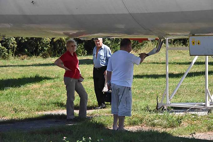 Besucher stehen im Schatten der ausgestellten Flugzeuge Besucher stehen im Schatten der ausgestellten Flugzeuge