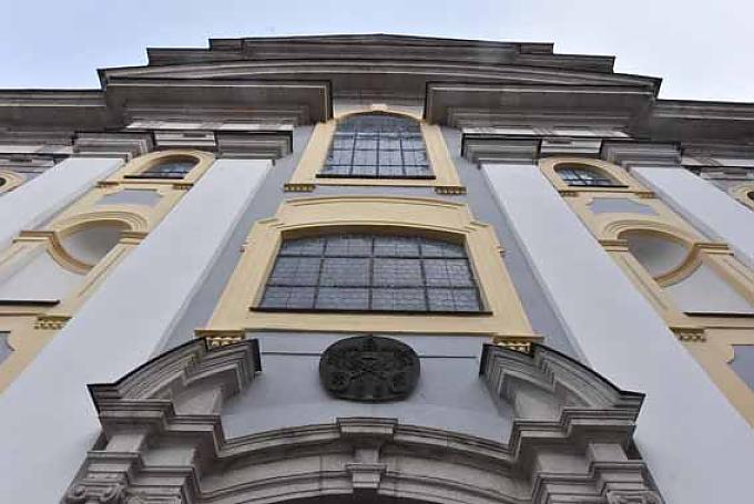 Außenansicht der Klosterkirche Waldsassen Die Fresken erzählen die Geschichte von der Entstehung der Klosterkirche. In der zweiten trifft Marktgraf Diepold den Einsiedler Gerwig vor seiner Einsiedelei im Wald. Der Einsiedler steht mit zwei Mitbrüdern vor einem einfachen Holzhaus im Wald.