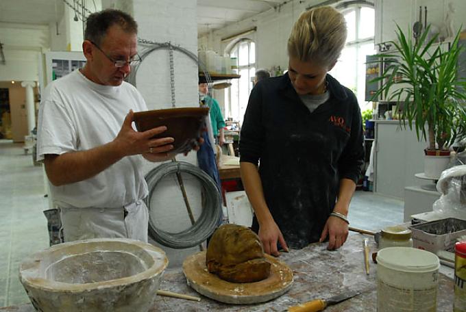 Eine Gipsbüste wird aus einer Hohlform gelöst Eine Gipsbüste wird aus einer Hohlform gelöst